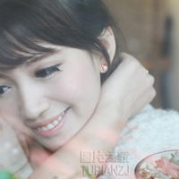 同桌把我抱到房间里强吻我(女生只穿一件外套拉开拉链)