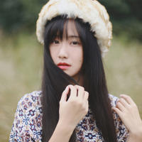 吃饭把手放桌子下(吃饭的时候手在裙子里)