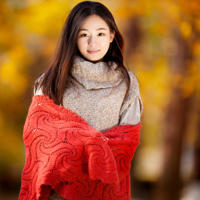 二个在上面一个㖭b(两个人看的www高清免费中文)