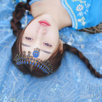 吃饭把手放桌子下(吃饭的时候手在裙子里)