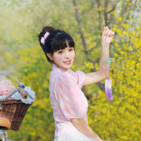 吃饭的时候桌子底下有只手(桌上吃饭桌下干活)