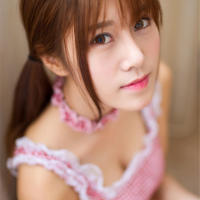             厨房将她双腿分得很开        (            厨房里将她的腿分得更开        )