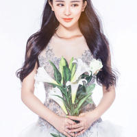 一双白丝小脚轻轻摩擦(我让妺妺的丝袜我弄出来)