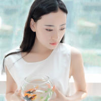 撞了一下又一下(上一节楼梯就撞一次)