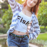 当着女朋友面玩她闺蜜(挽起裙子跨起双腿坐下来)