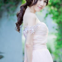 美女穿小短裙双腿张开露出小内内(美女穿超短裙弯腰露内裤)