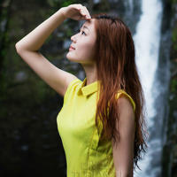 吃饭的时候桌子底下有只手(桌上吃饭桌下干活)