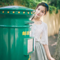 扒开粉嫩的小缝舌头伸进去(一边开车一边给男友口)