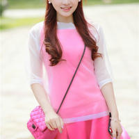 吃饭把手放桌子下(吃饭的时候手在裙子里)