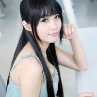 吃饭把手放桌子下(吃饭的时候手在裙子里)