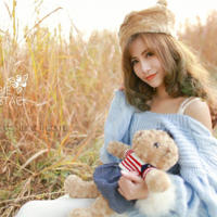 美女忘穿内裤裙子掉了(美女的裙子被风吹起来了露出内裤)