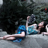 换个姿势继续(手顺着往下滑)