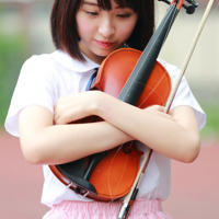 售楼小姐卖房先卖自己(女人想让你深耕)