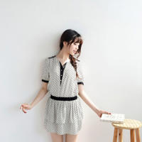 二个在上面一个㖭b(两个人看的www高清免费中文)