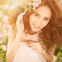 白嫩高耸的双乳(吸岳的大乳奶头小说)