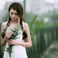 含着她的丝袜白嫩脚趾(雪白细嫩的脚趾含入口中)