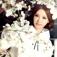 将舌头伸入她两腿间的花缝里(我在女同学乳沟里泄精)