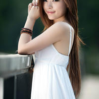 美女穿白丝袜裆部走光(美女上班急忘穿内衣内裤)