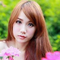             厨房将她双腿分得很开        (            厨房里将她的腿分得更开        )