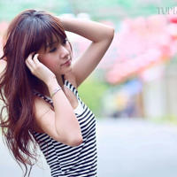 大肚子孕妇把大肚子往上托(分娩生到一半又塞回去)