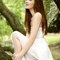 吃饭在桌子底下不老实(男子躲在桌子底下)