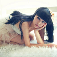 含着她的丝袜白嫩脚趾(雪白细嫩的脚趾含入口中)