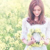 一双白丝小脚轻轻摩擦(我让妺妺的丝袜我弄出来)