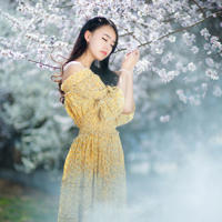 跪在年轻漂亮的女房东脚下磕头(舐足恋脚长篇小说)